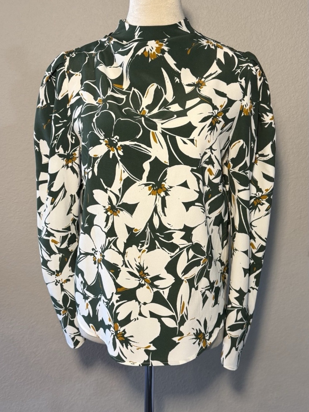 Christy Lynn Womens XS Green Silk Floral Blouse Magnolia Keyhole Back